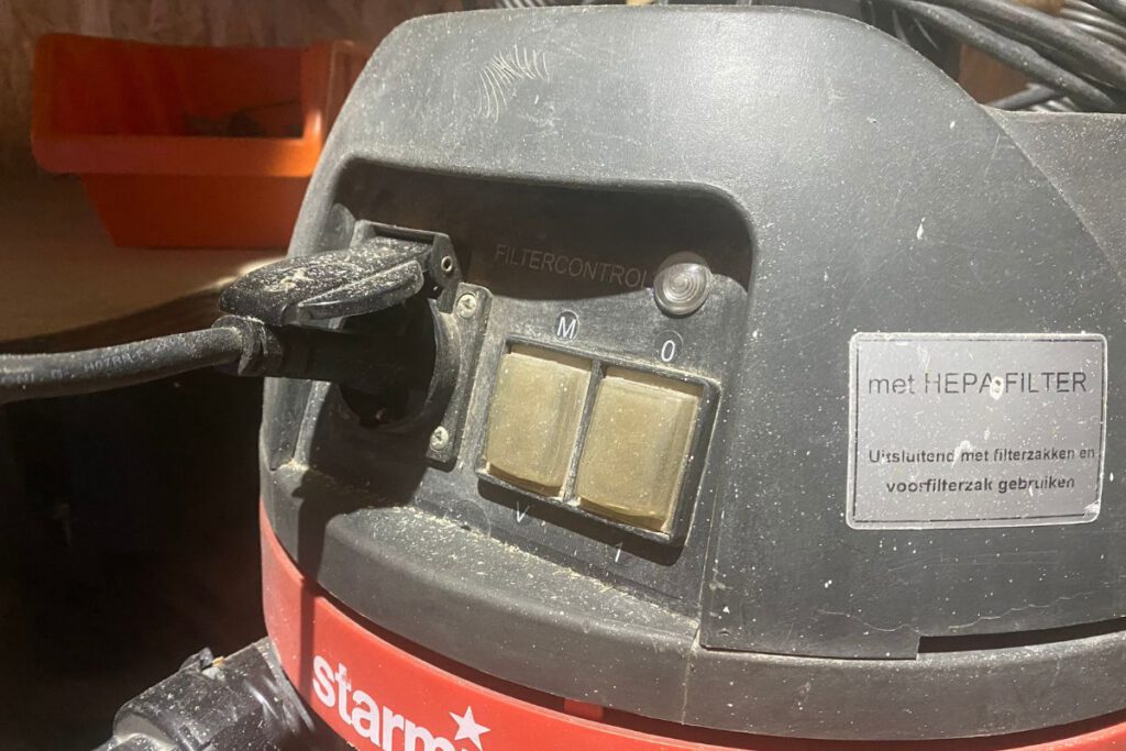 Contactdoos op een bouwstofzuiger met aan-uit-automaat